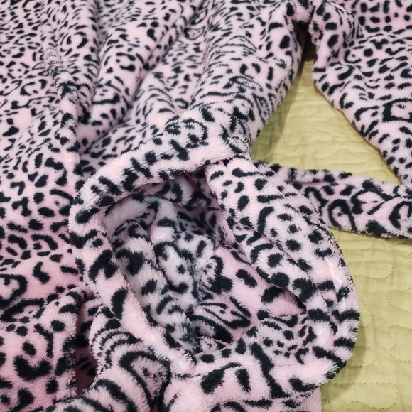 Ulta Beauty Cheetah robe size S/M - Picture 2 of 6